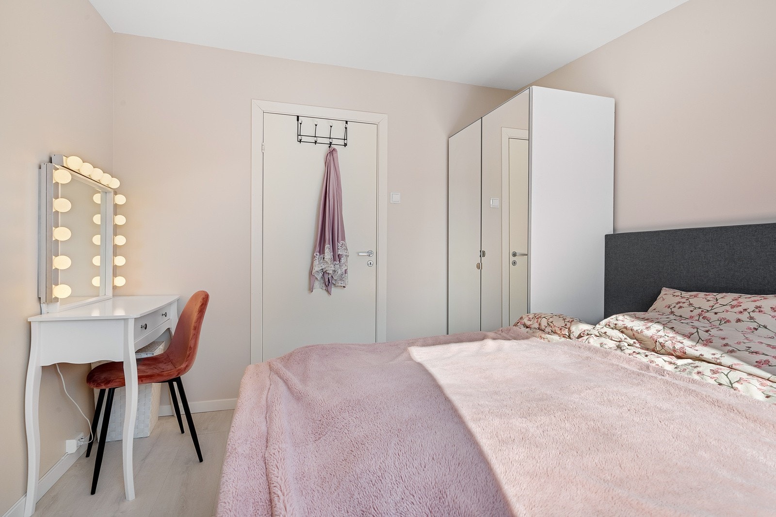 Her er det god plass til dobbeltseng med tilhørende møblement, samt garderobeløsning Galleribilde