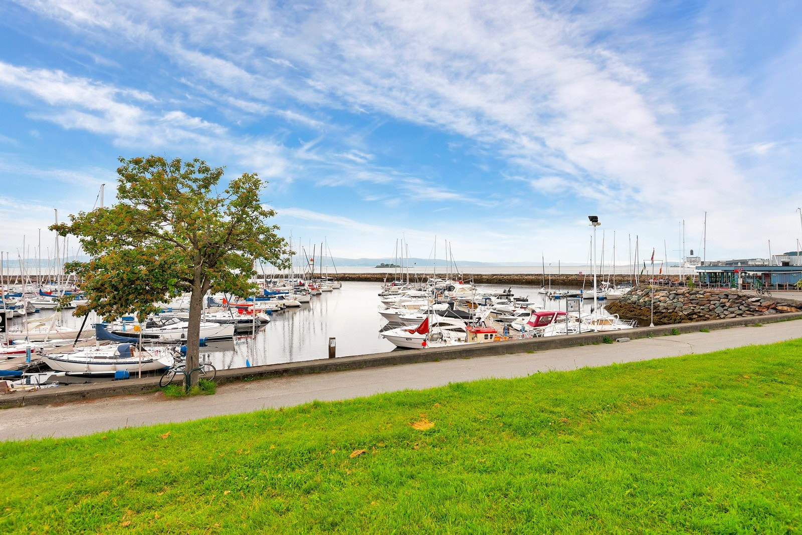 I umiddelbar nærhet til leiligheten ligger idylliske Skansen, med tursti, parkmessige friområder og småbåthavn Galleribilde