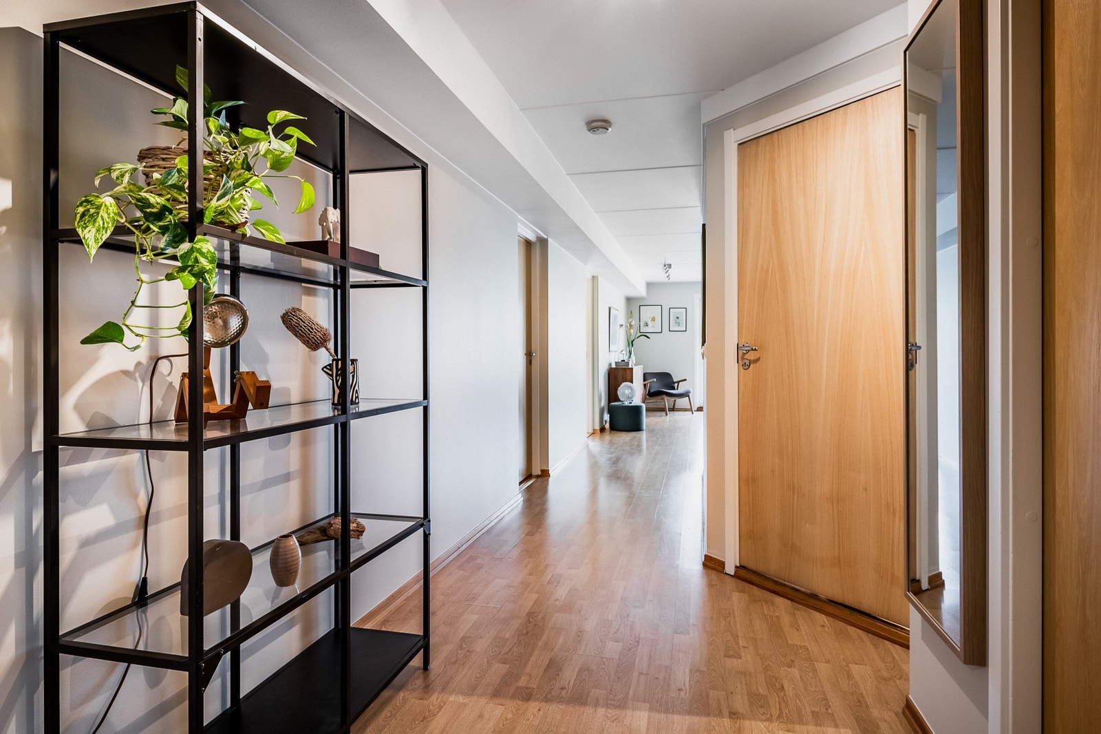 Romslig mellomgang med gode muligheter for mer skap. Galleribilde