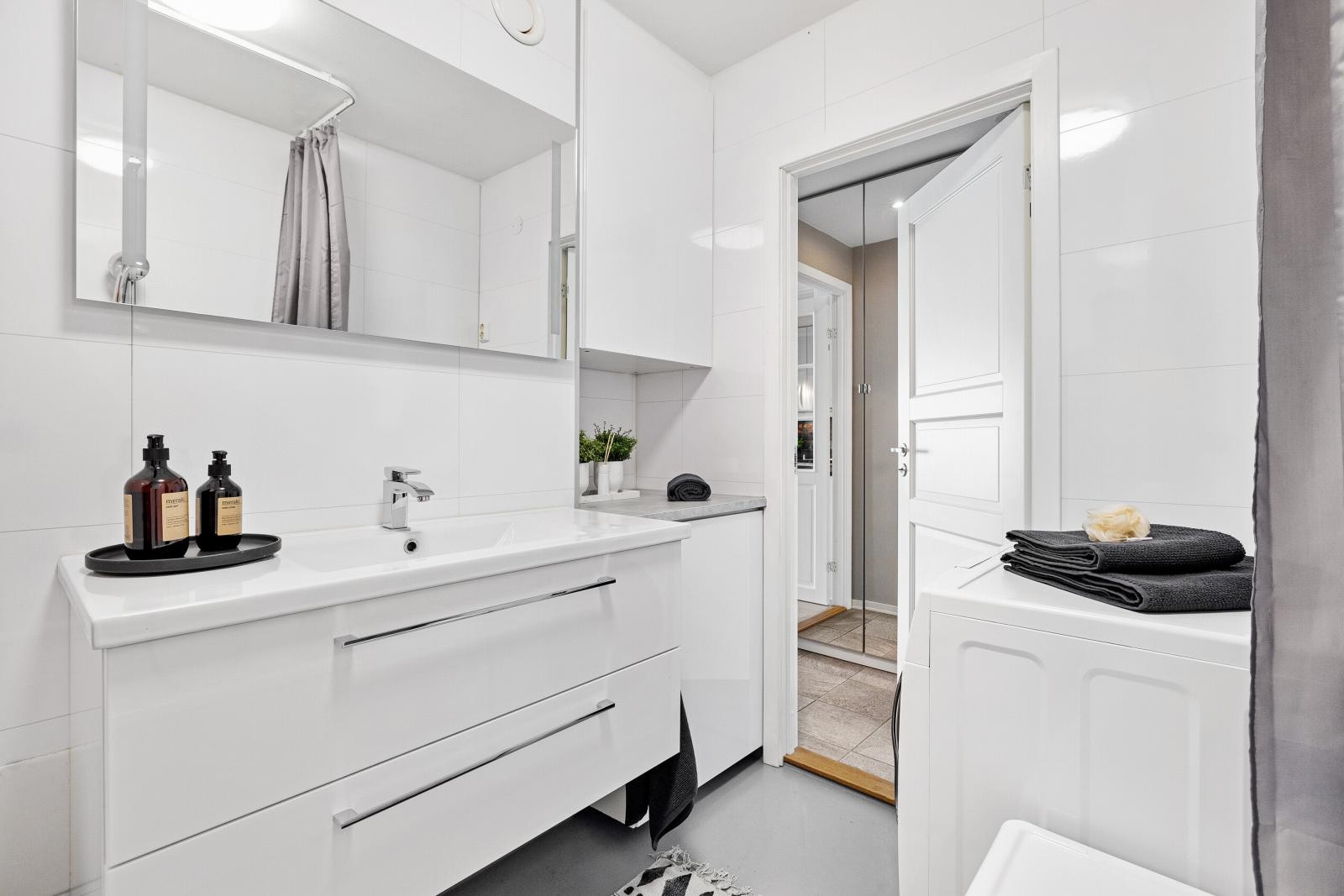 Badet har badekar m/dusj og innredning med servant samt toalett. Opplegg og plass for vaskemaskin Galleribilde