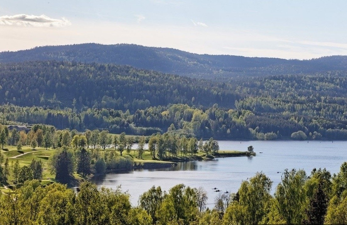 Man kan gå stort sett bilfritt fra boligen til Bogstadvannet. Avstanden er ca. 2100 meter og tar 15-20 minutter Galleribilde