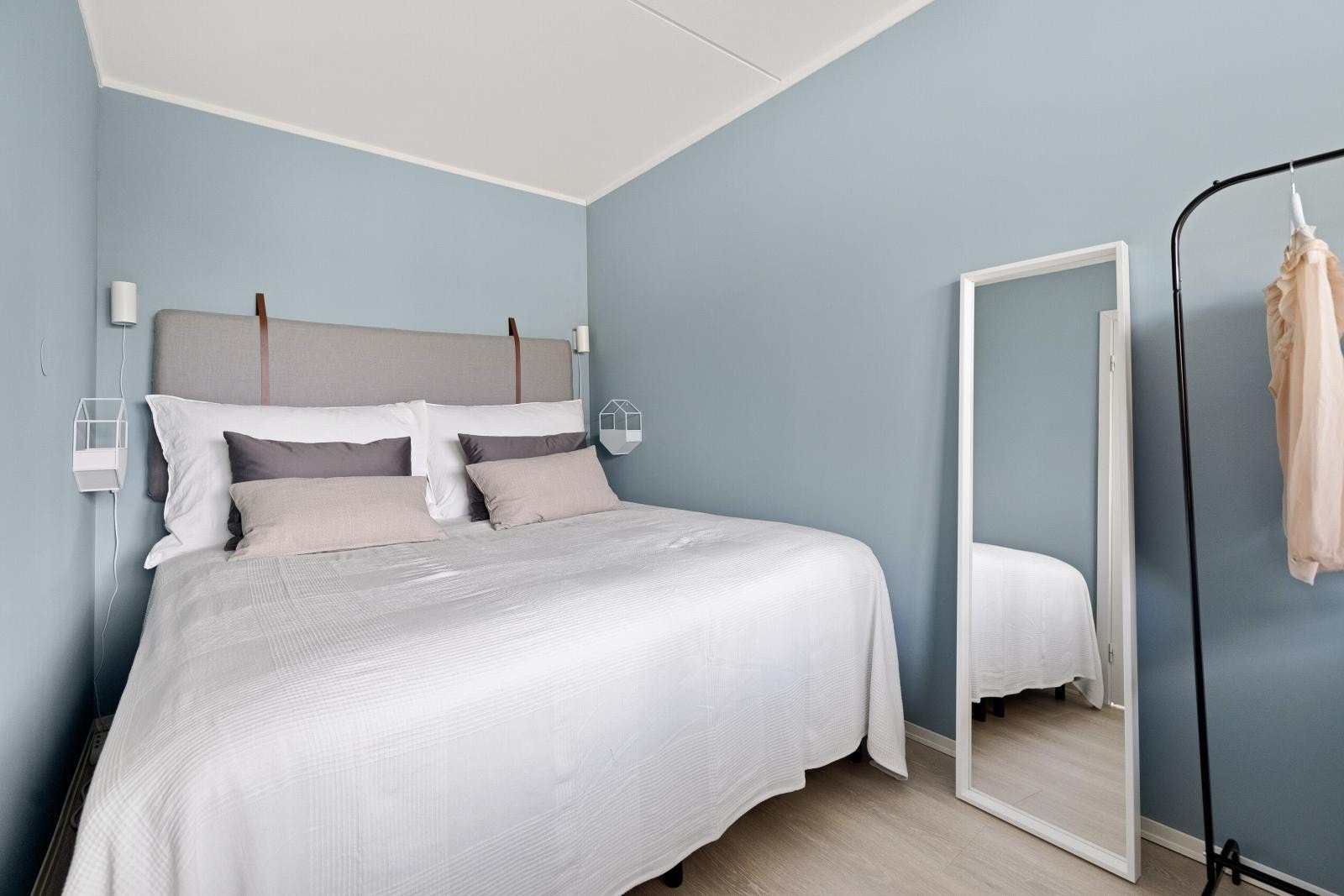 Leiligheten har et innbydende soverom med plass til dobbeltseng Galleribilde