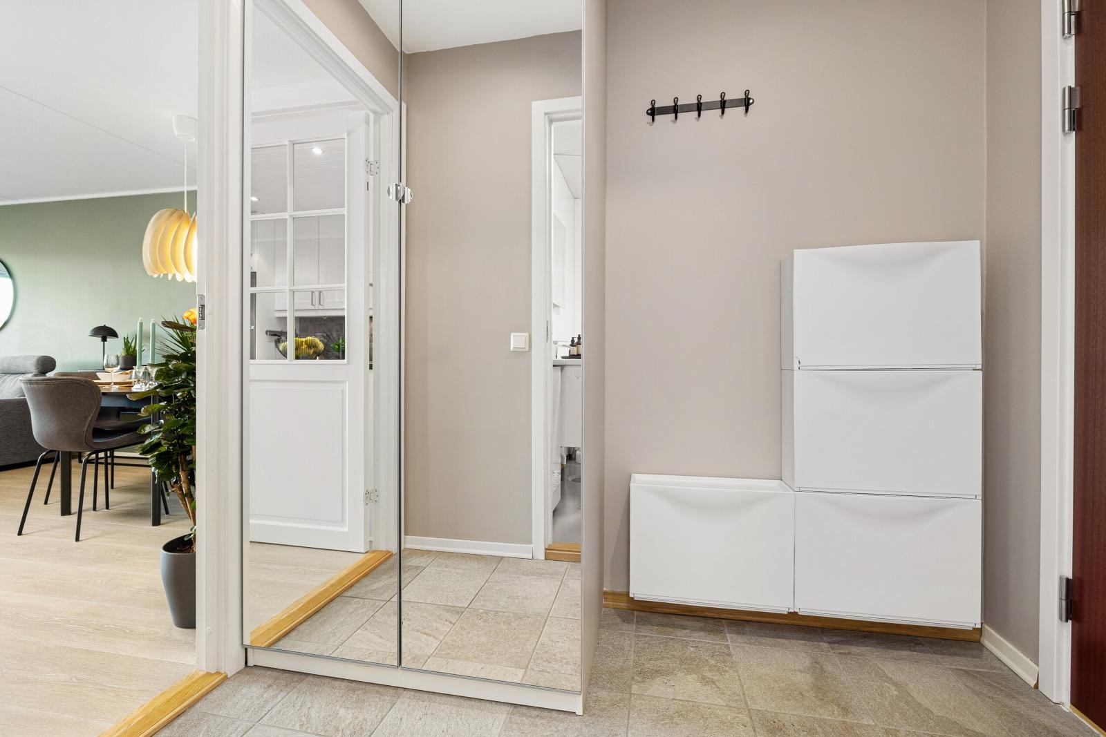 Det er ekstra oppbevaringsplass i garderobe i entreen og vegghengte skoskap Galleribilde