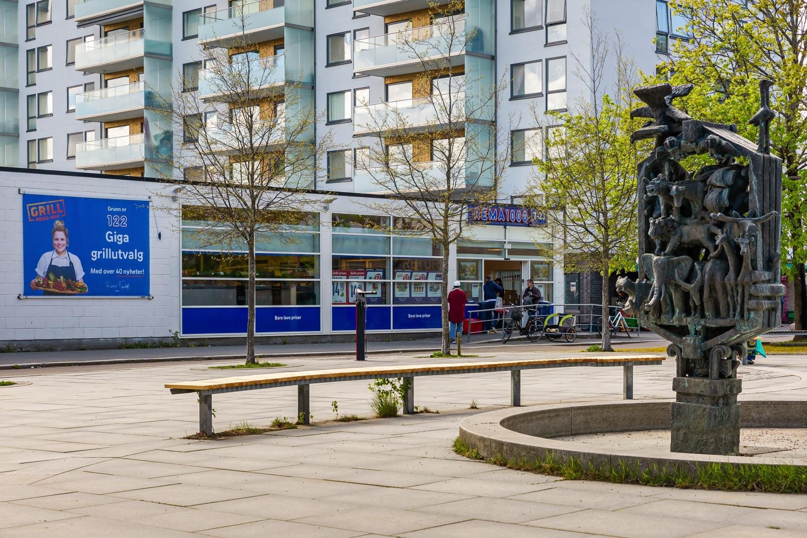 Umiddelbar nærhet til Hovseter Torg der det er frukt- og grønthandel (søndagsåpent) og en Rema 1000 butikk Galleribilde