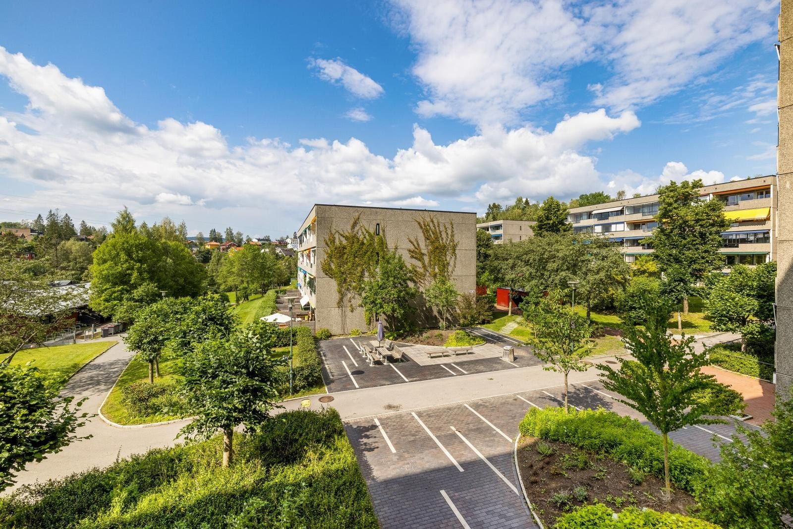Meklenborg borettslag er et veldrevet og hyggelig borettslag, hvor det er lagt vekt på trivelige fellesområder. Velutstyrt trimrom, bordtennisrom, snekkerom, gjesterom og gjesteleilighet som kan leies, samt selskapslokale som kan leies til selskaper Galleribilde