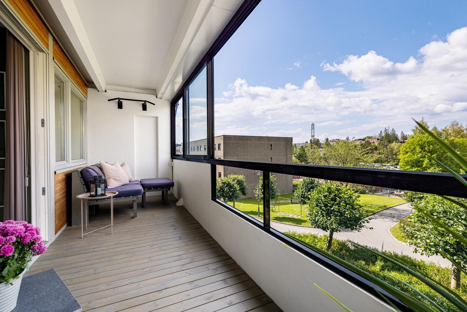 På balkongen er det gode solforhold med ettermiddags- og kveldssol Galleribilde