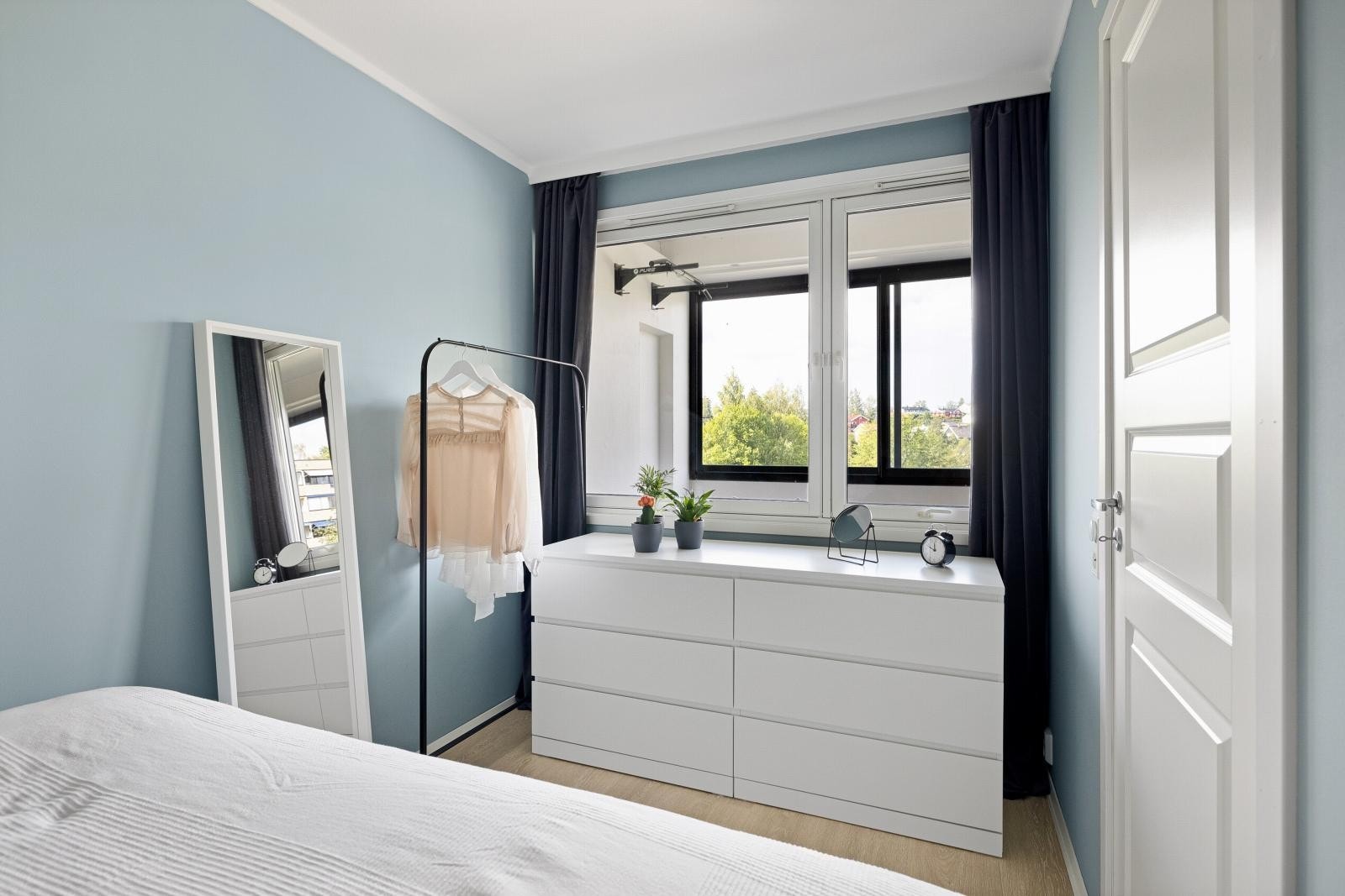 Soverommet har nytt laminat gulv i 2021, malte vegger i duse gråtoner. Det er plass til garderobeskap/garderobestativ om ønskelig. Galleribilde