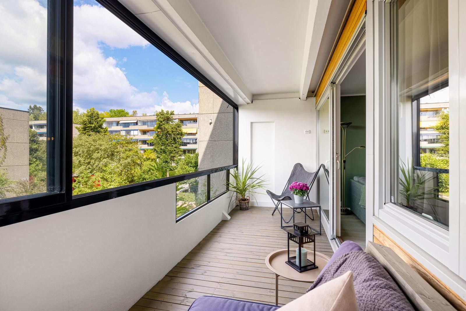 Balkongen har tregulv (nytt i 2007), rekkverk i betong og glass, tette levegger, samt god plass for utemøblement Galleribilde