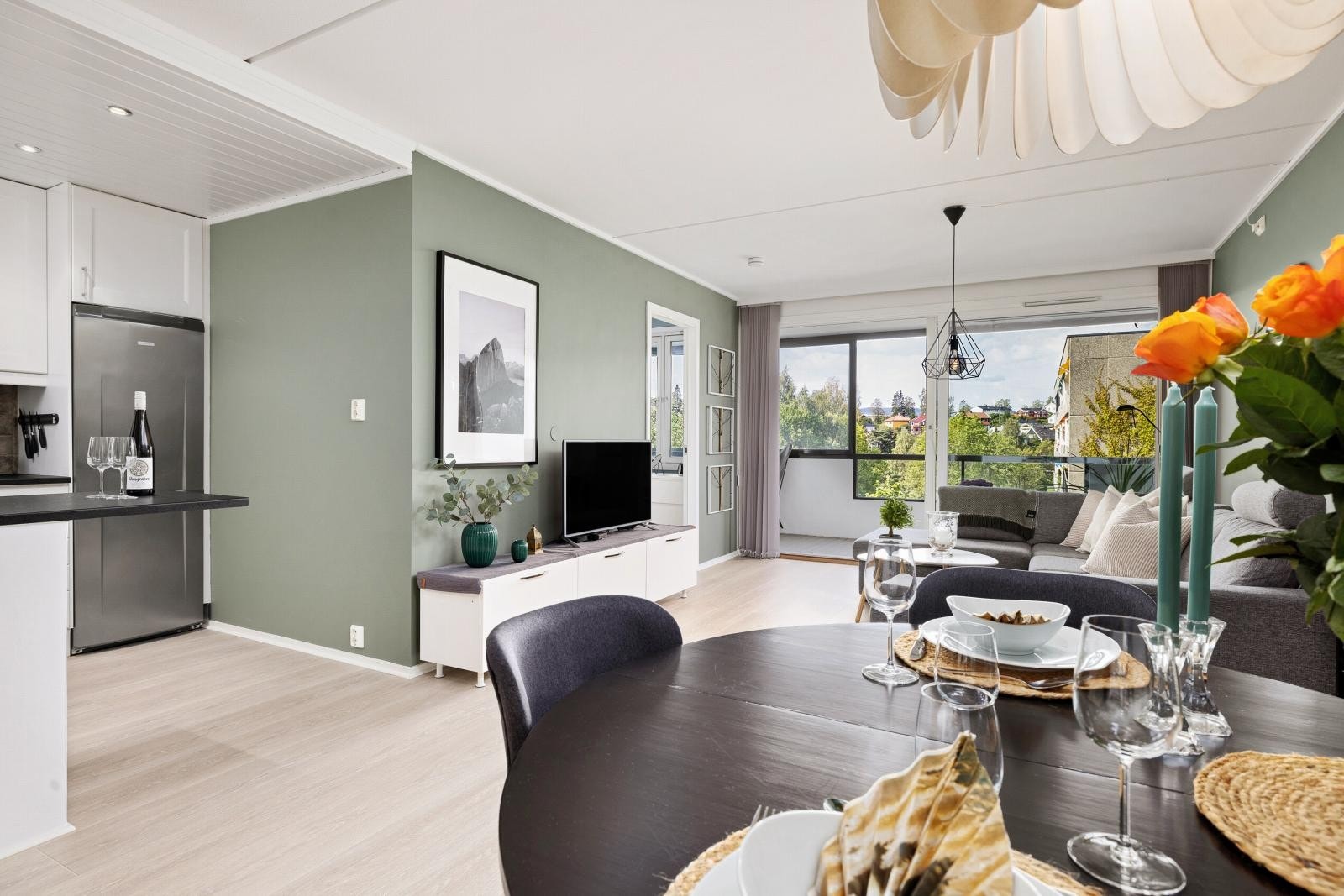 Åpen løsning mellom stue, spisestue og kjøkken Galleribilde