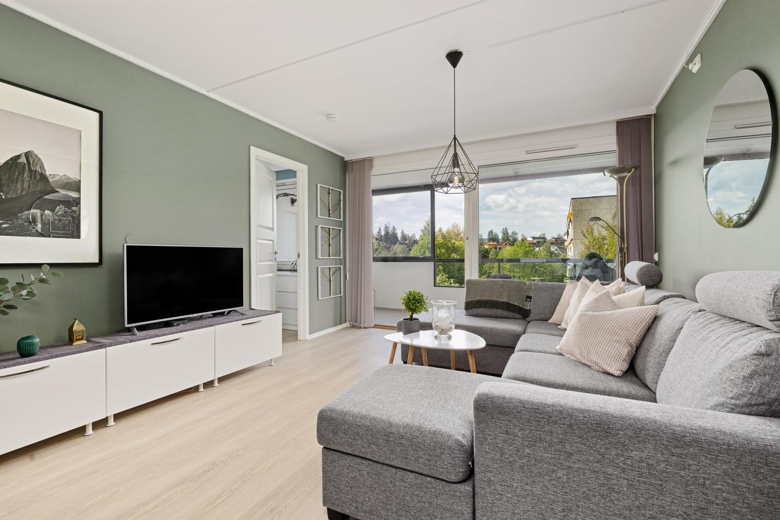 I stue/kjøkken ble det lagt nytt laminat gulv i 2021 og rommet har malte vegger i en dempet, lekker grønn tone Galleribilde