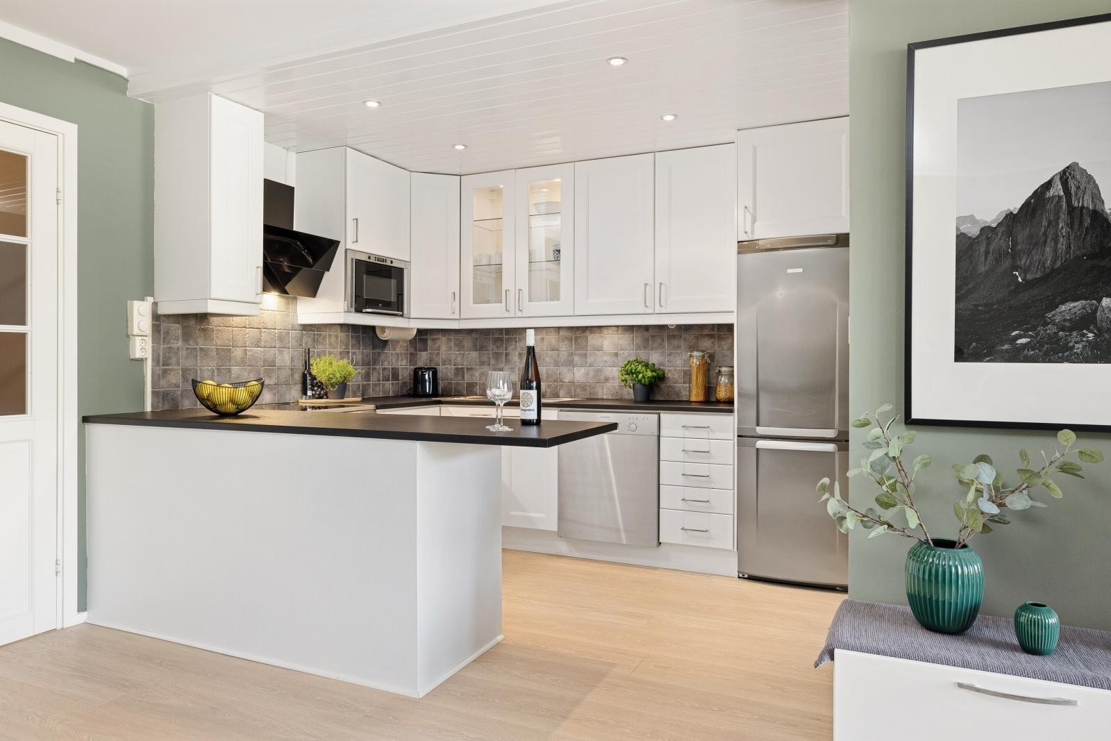 Smart barløsning med spiseplass for to personer Galleribilde