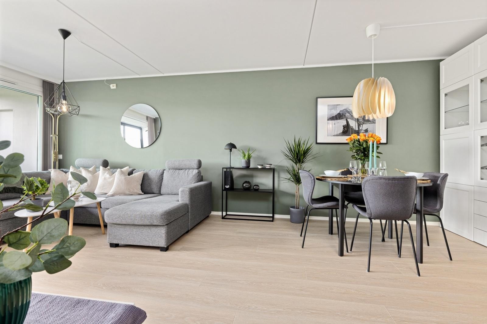 Stuen har god plass for sofaløsning med tilhørende møblement og spisebord Galleribilde