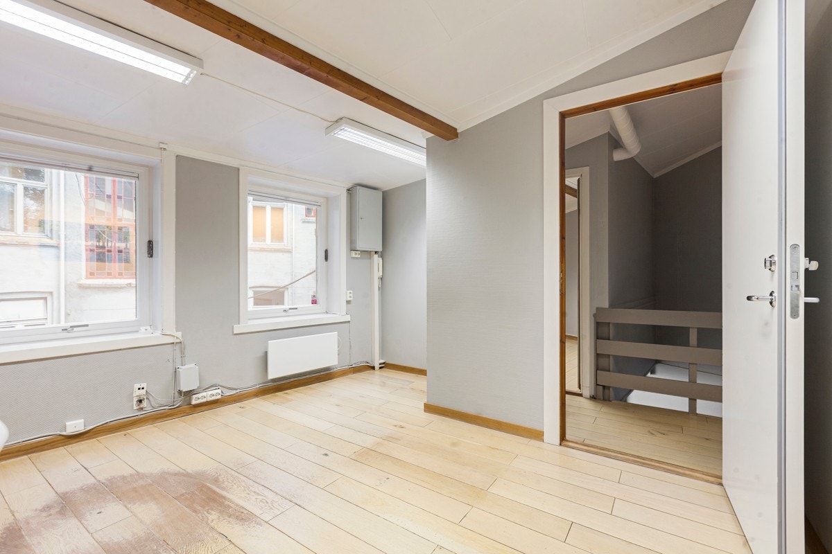 I andre etasje kan det etableres to soverom og kanskje et baderom. Det er vinduer mot mot gårdsrommet, samt mot nabogårdene. Galleribilde