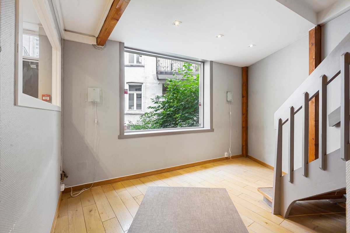 Første etasje varmes opp med gulvvarme, og her kan det etableres stue. Rommet har downlights i tak og stort vindu mot gårdsrommet. Galleribilde