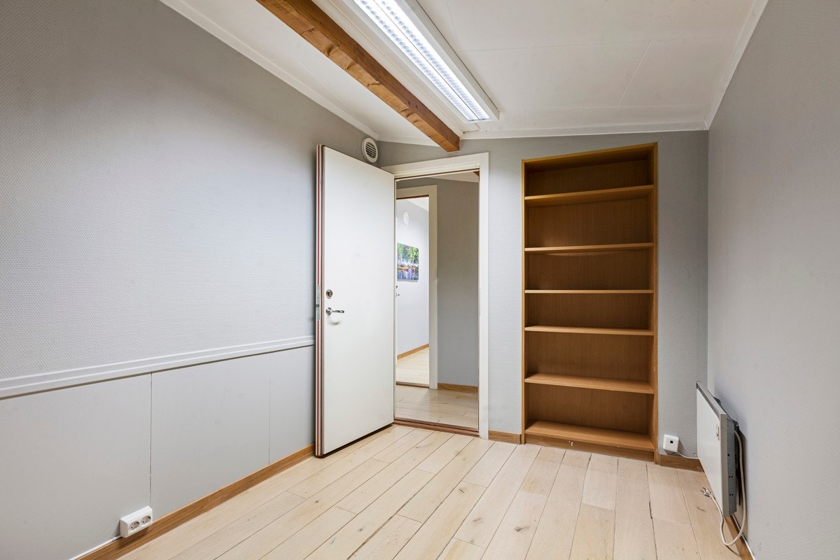 I andre etasje kan det etableres to soverom og kanskje et baderom. Det er vinduer mot mot gårdsrommet, samt mot nabogårdene. Galleribilde