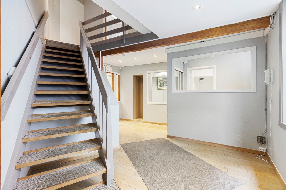 Første etasje varmes opp med gulvvarme, og her kan det etableres stue. Rommet har downlights i tak og stort vindu mot gårdsrommet. Galleribilde