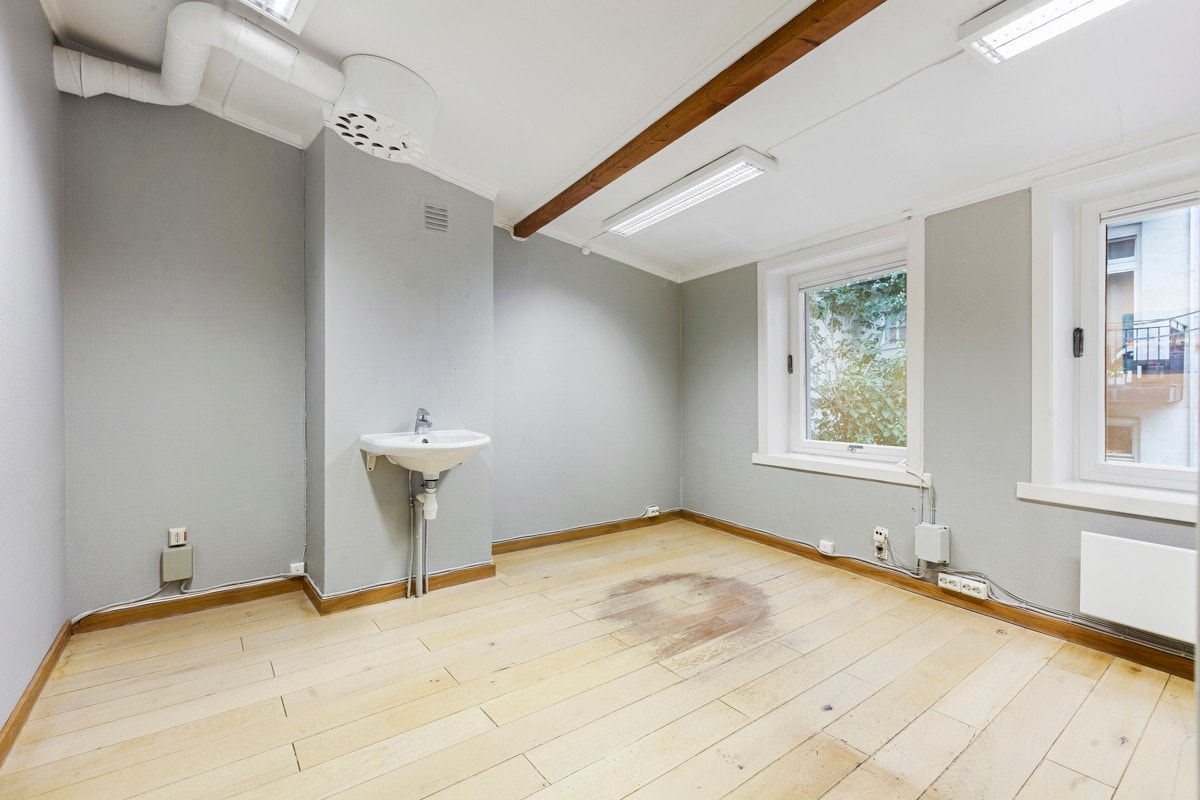 I andre etasje kan det etableres to soverom og kanskje et baderom. Det er vinduer mot mot gårdsrommet, samt mot nabogårdene. Galleribilde