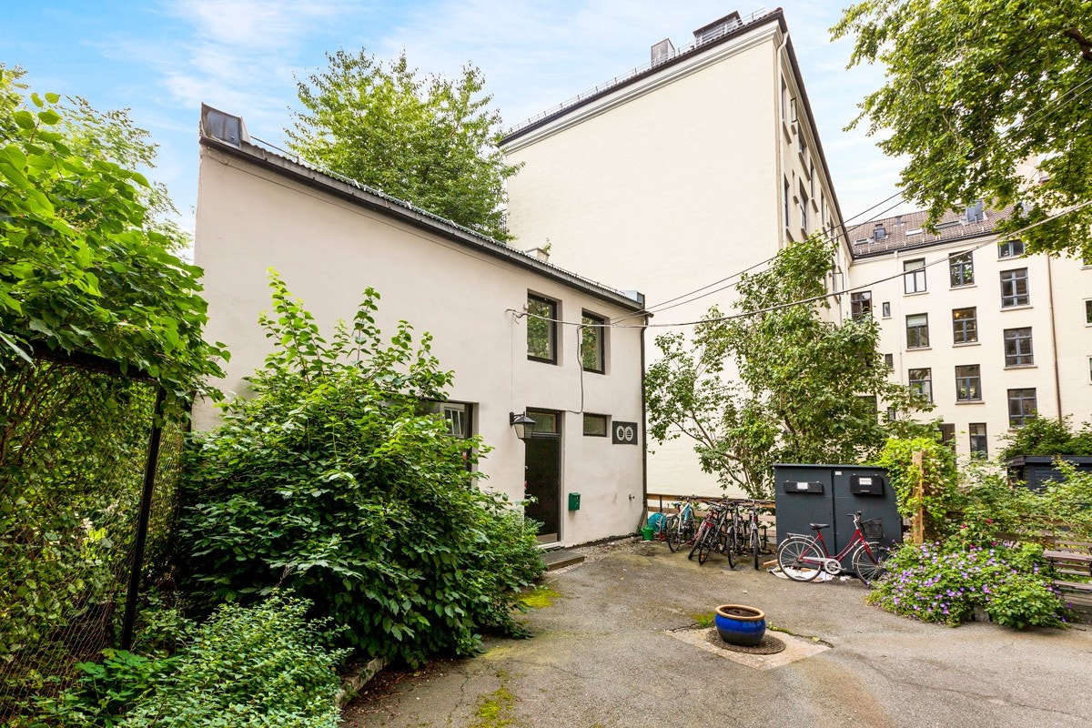 Det foreligger rammetillatelse for endring av eiendomme fra næring- til boligformål. Galleribilde