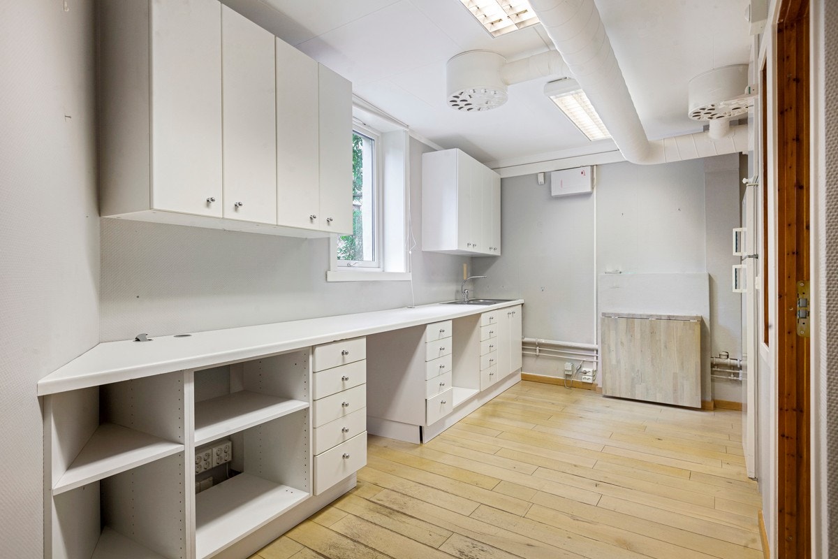 I første etasje kan man tenke seg kjøkken, og her er det god plass for moderne løsninger. Galleribilde