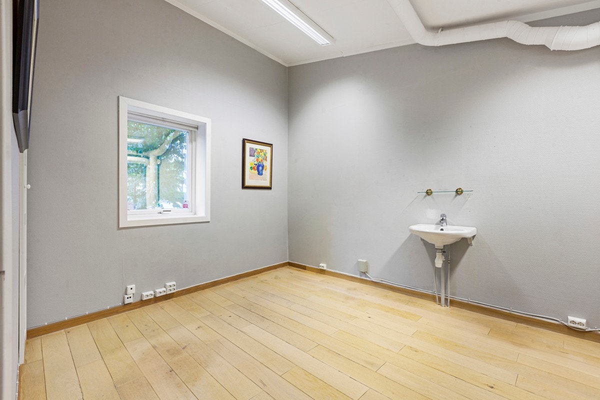 I andre etasje kan det etableres to soverom og kanskje et baderom. Det er vinduer mot mot gårdsrommet, samt mot nabogårdene. Galleribilde