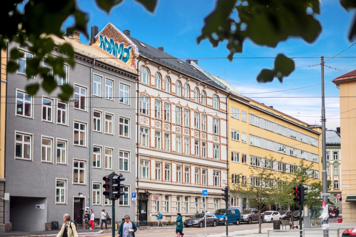 Adamstuen har gode servicetilbud, og det er holdeplass for trikk og buss like ved eiendommen. Galleribilde