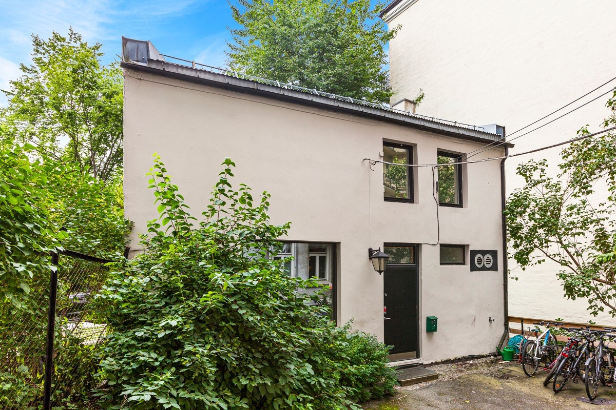 Velkommen til Ullevålsveien 93B. Eiendommen ble opprinnelig ble oppført som stall i 1900, og kontorer i neyere tid. Galleribilde