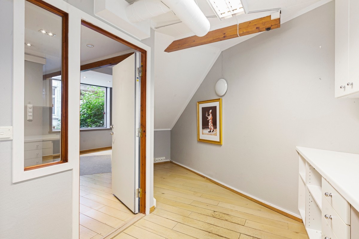 Det er gulvvarme og tregulv i første etasje, gråmalte vegger og brunbeisede dragere. Galleribilde