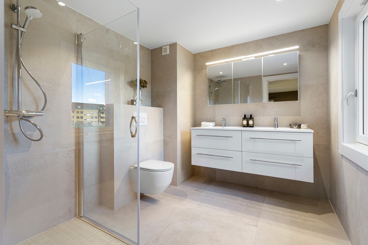 Badet har blant annet varmekabler, downlights og praktisk vindu Galleribilde