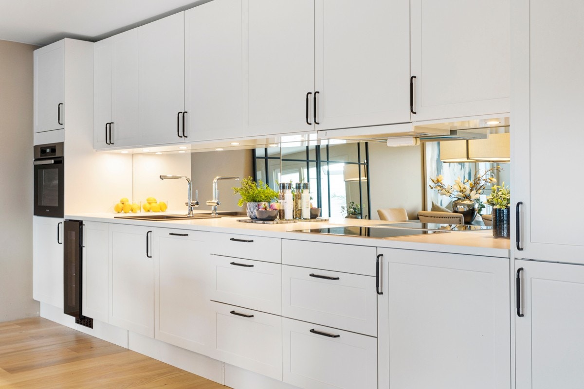 Alle hvitevarer er integrert og medfølger handelen; stekeovn, oppvaskmaskin, kjøl/frys, induksjonstopp og vinskap. Flere av hvitevarene er fra Miele Galleribilde