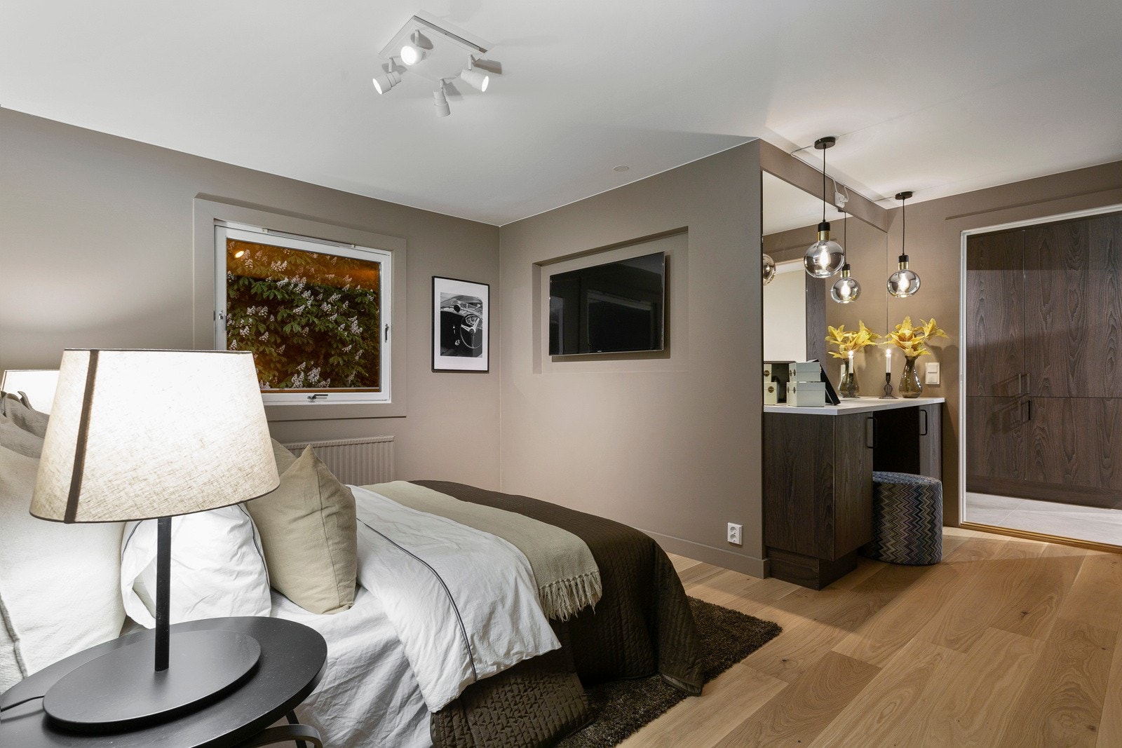 Hovedsoverommet har smart, innebygd nisje til TV og har direkte adkomst til privat bad Galleribilde