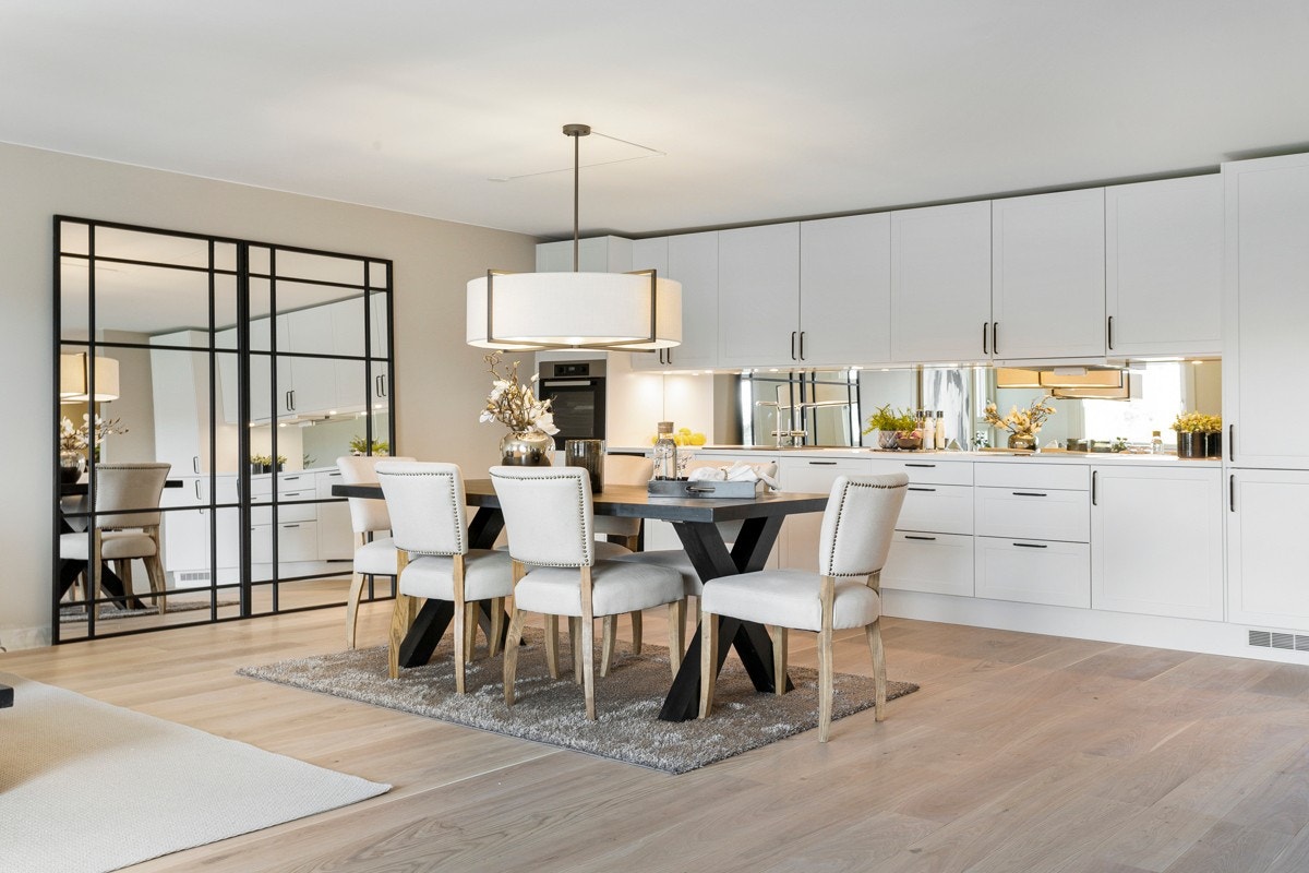 Kjøkkeninnredningen fra HTH er ny i år og har hvite rammefronter med sorte håndtak og hvit laminatbenkeplate med oppvaskkum i sort kompositt Galleribilde