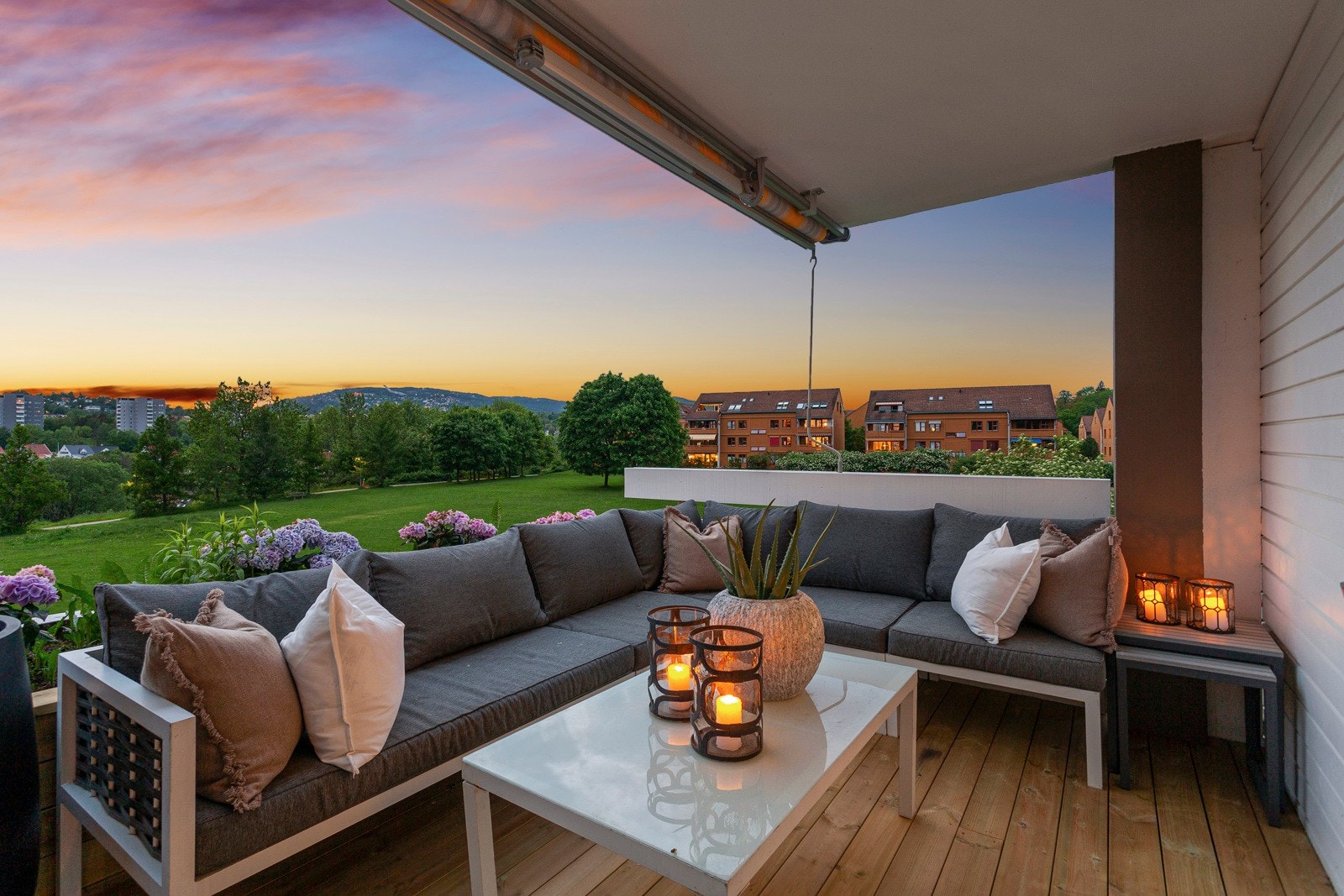 Utsikten er flott utover store, grønne plenområder, mot Holmenkollåsen og Holmenkollbakken Galleribilde