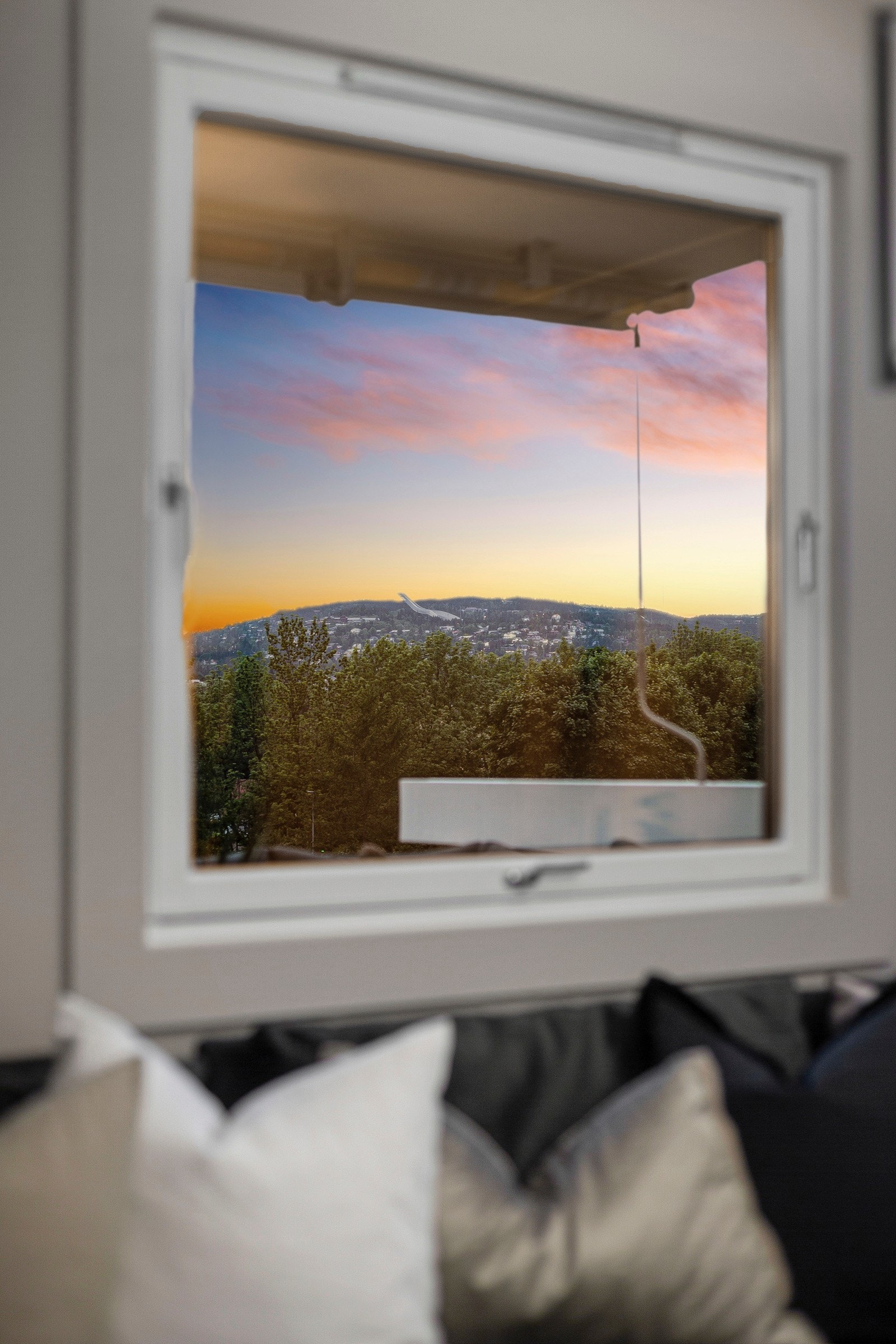 Store vindusflater slipper inn rikelig med naturlig lys i boligen, og fra alle vinduer har du fantastisk utsikt Galleribilde