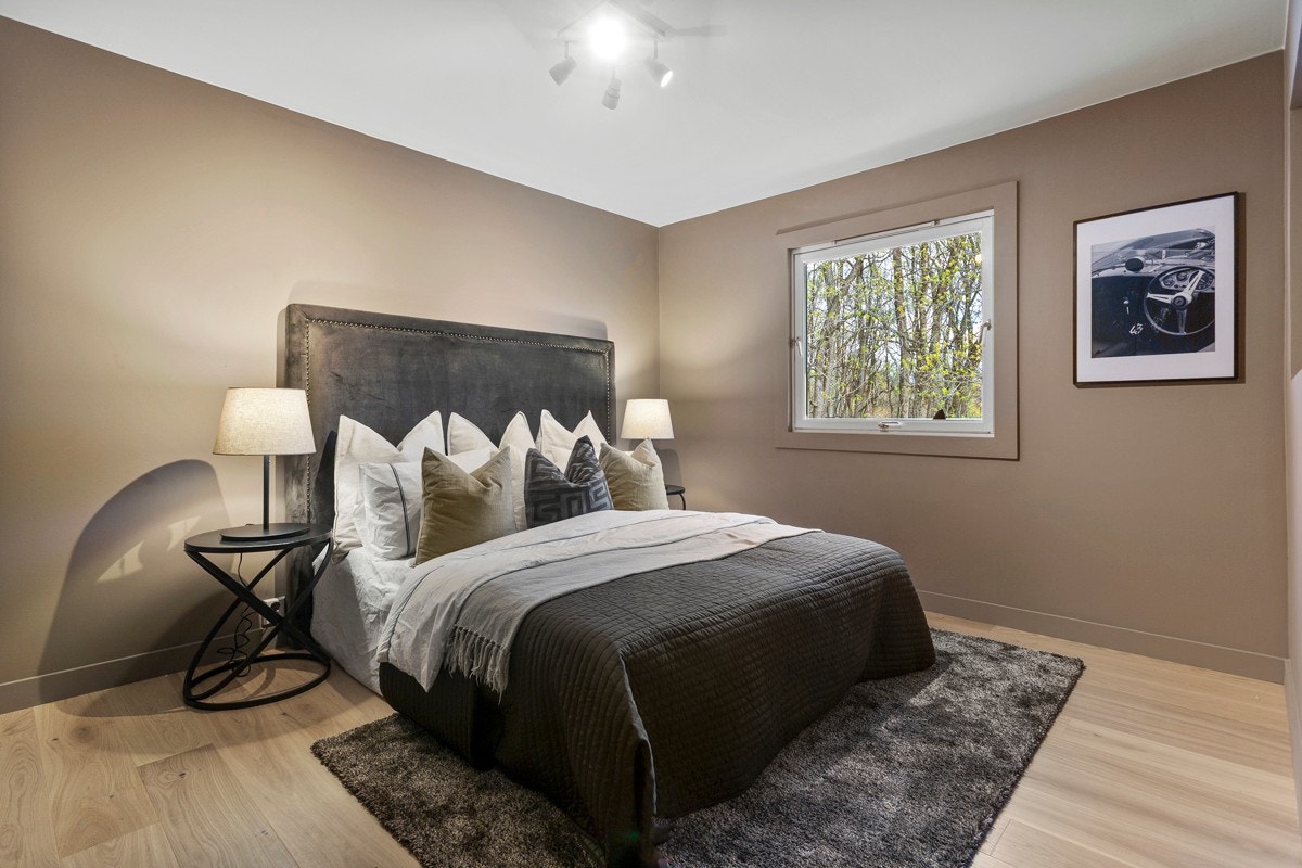 Her har du god plass til dobbeltseng med nattbord på hver side Galleribilde