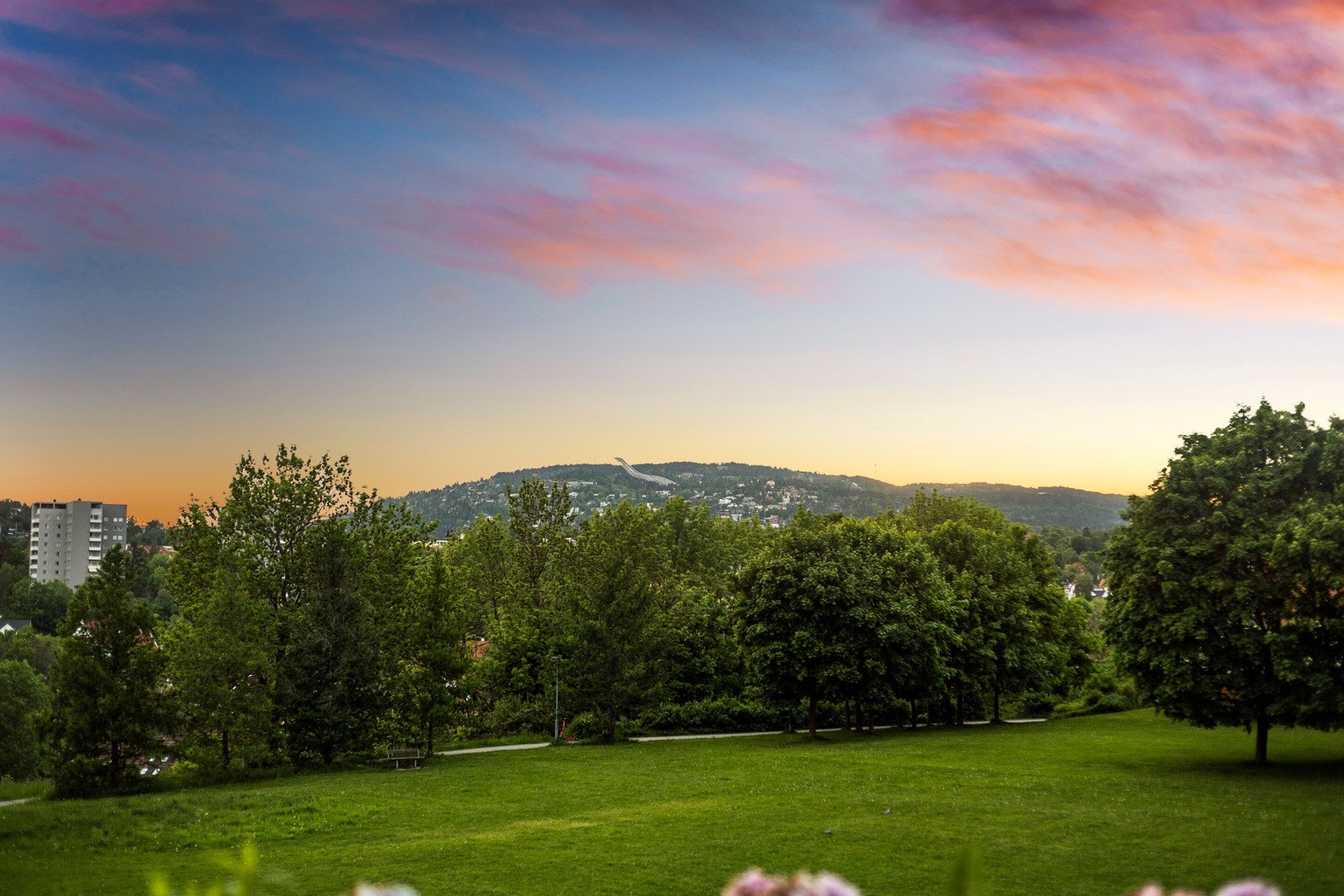 Fra eiendommen er det gangavstand til flere parker, alt av servicetilbud og offentlig kommunikasjon Galleribilde