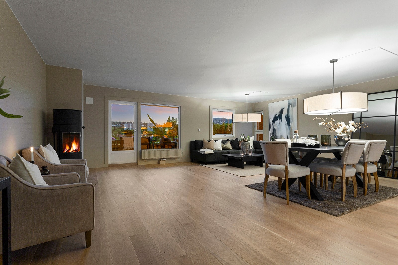 Leilighetens endeplassering gir en ekstra vindusflate i stuen, med fint lysinnslipp og flott utsikt Galleribilde