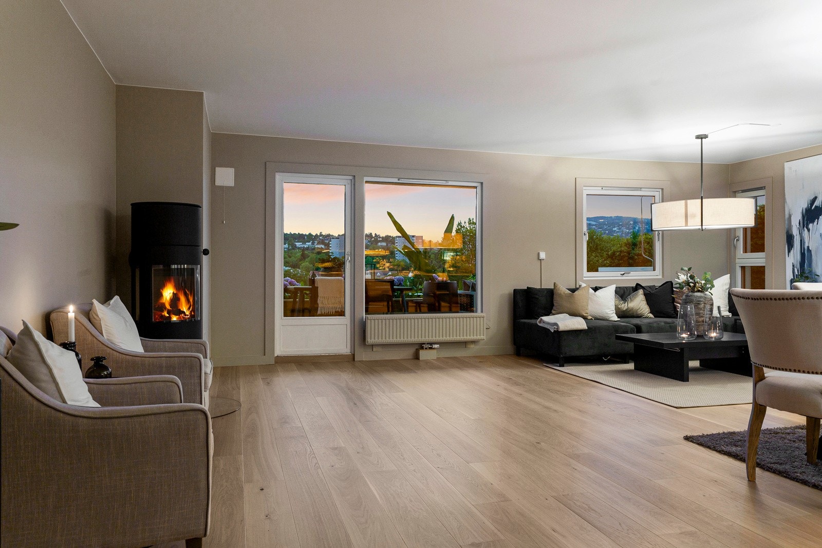 Romslig stue med peisovn fra Rais Galleribilde