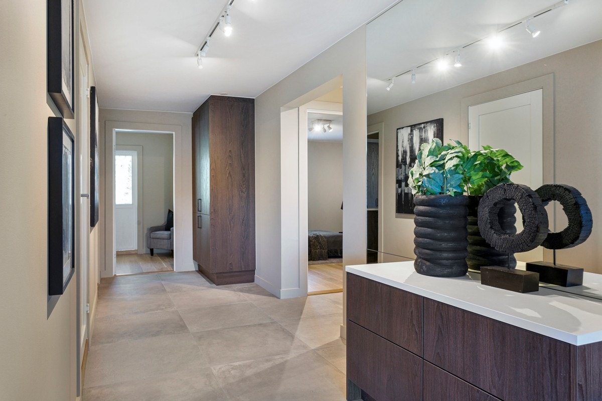 Innbydende entré med flislagt gulv med varm, garderobeskap, kommode, skuffeseksjon fra HTH og integrert speil Galleribilde