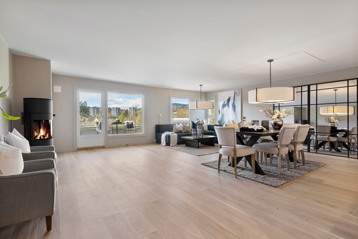 I stuen er det god plass til stor sofagruppe og spisestuemøblement Galleribilde