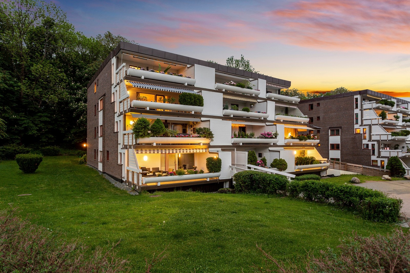 Nærområdet er grønt og trivelig, med flere lekeplasser, ballbaner og parker i kort gangavstand. Galleribilde