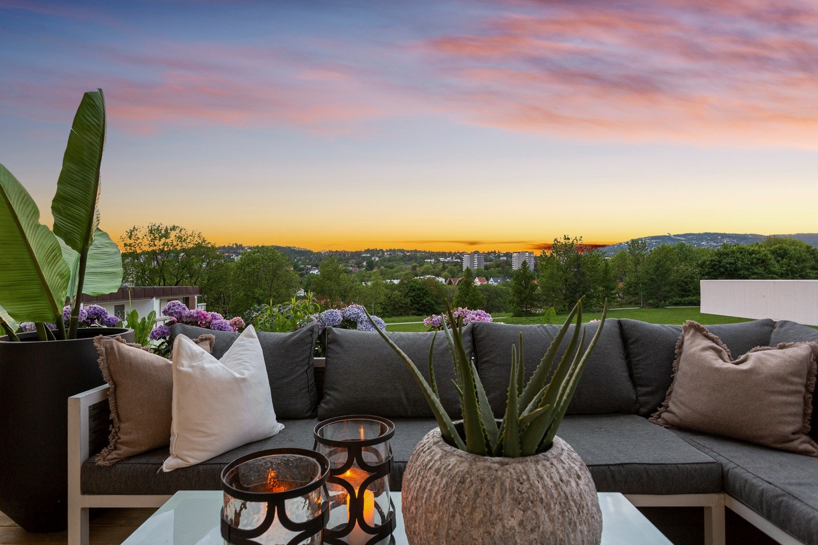 Dette er en gjennomgående 4-roms topp- og endeleilighet med stor terrasse og balkong Galleribilde