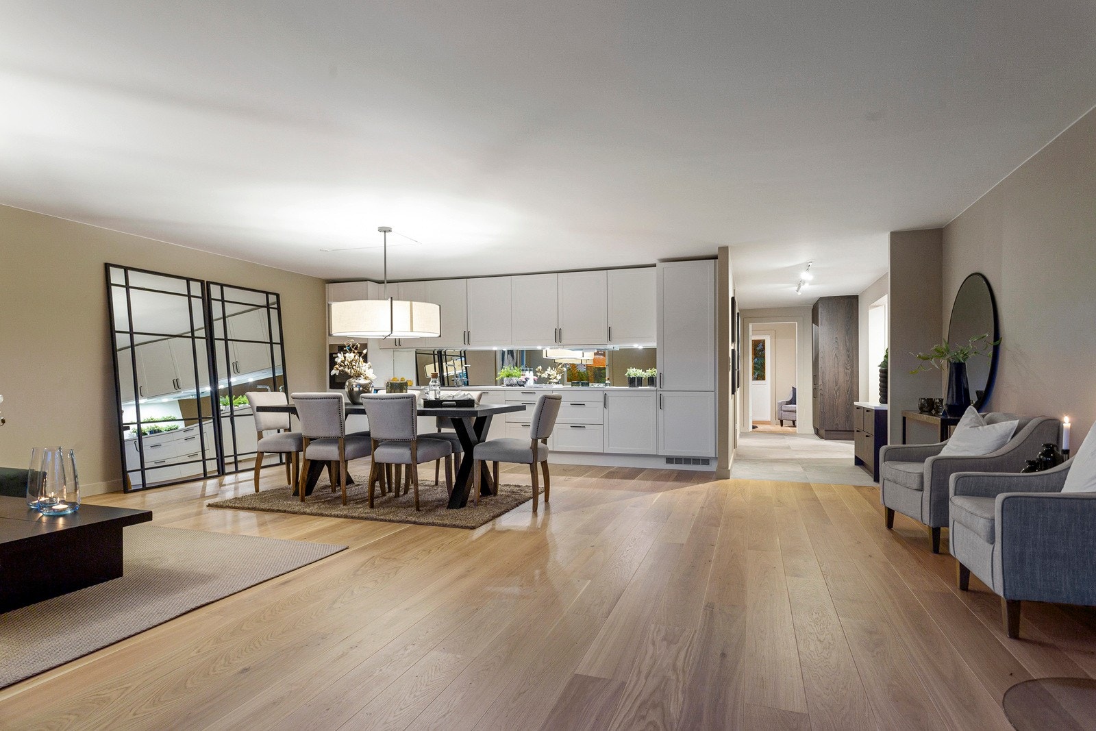 Stuen og kjøkkenet ligger i åpen løsning. Rommet har enstavs parkettgulv og malte, slette overflater Galleribilde