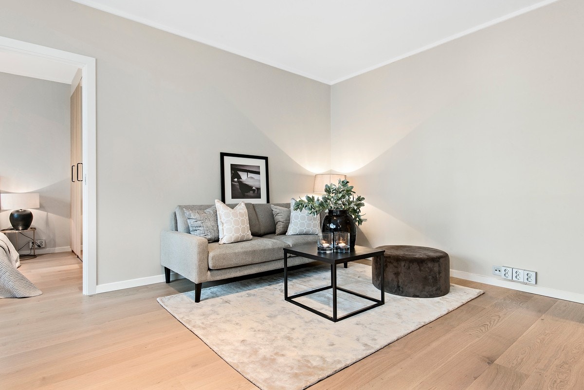 Leiligheten har jevnt over enstavs parkett på gulv, og på vegg er det en tidsmessig, lysegrå farge. Galleribilde