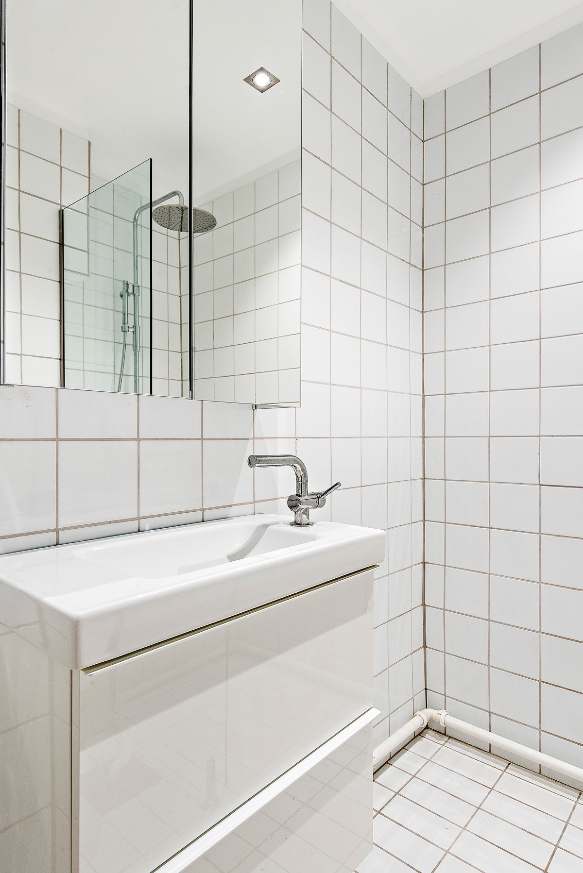 Ny hvit baderomsinnredning med skuffer. Galleribilde