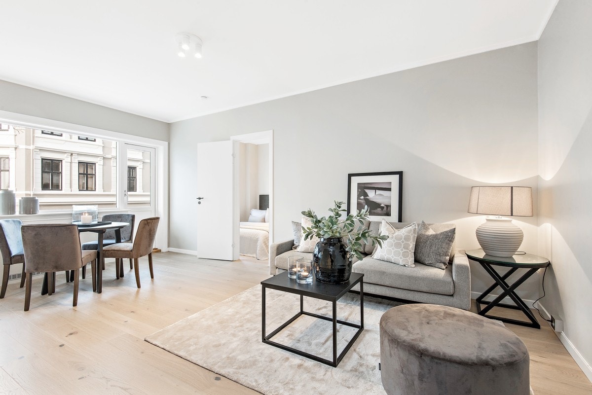 Stuen er romslig og tiltalende, og har plass for både sofaløsning og spisebord. Galleribilde