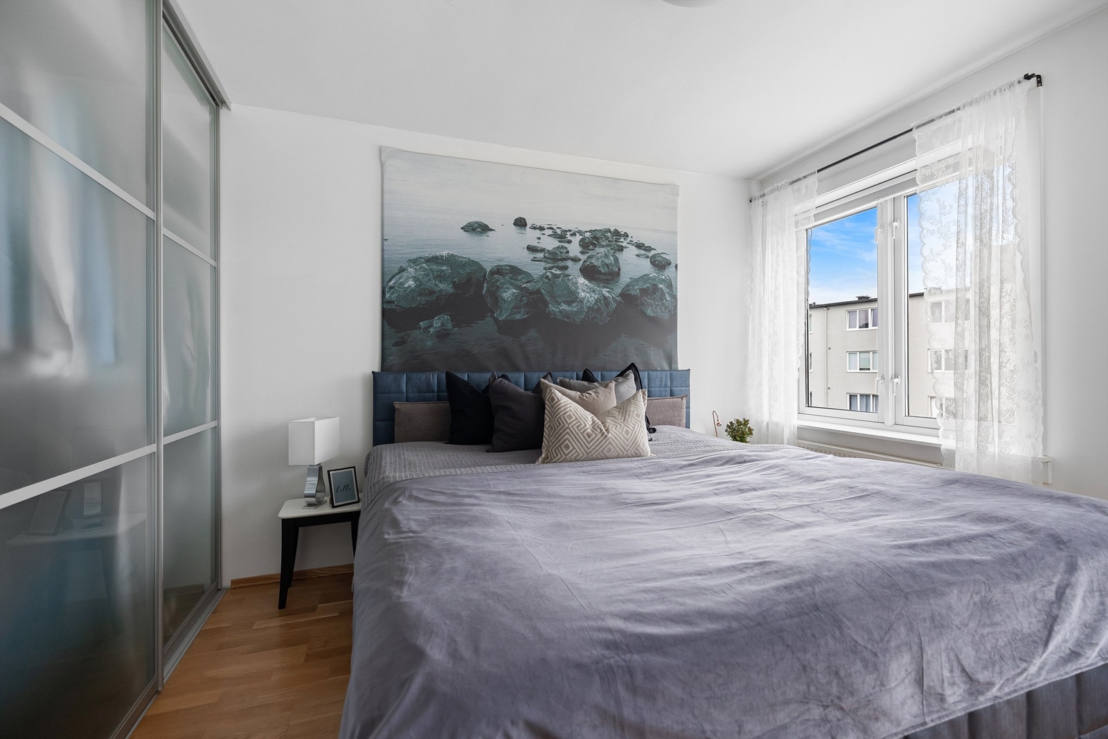 Stor skyvedørsgarderobe på begge soverommene. Galleribilde