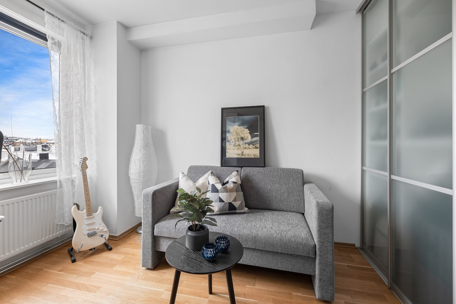 Stor skyvedørsgarderobe og flott utsikt. Galleribilde