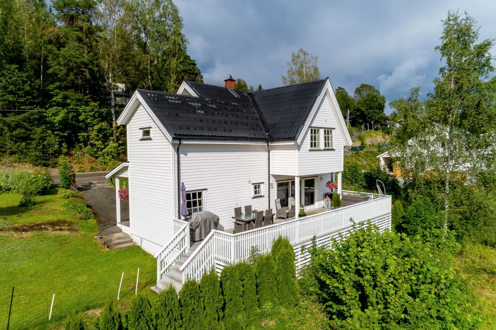 Velholdt, pen enebolig m/garasje - Vesentlig oppgradert i 2012 - Skjermet terrasse - Familievennlig, rett ved barnehage. Galleribilde