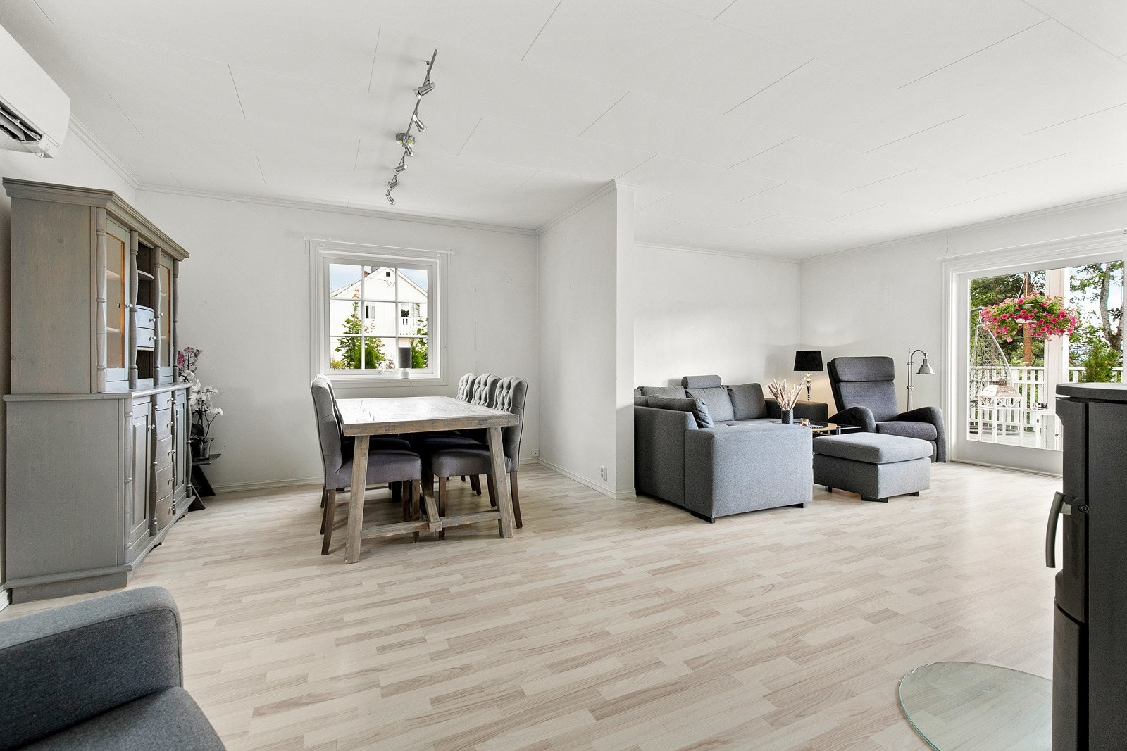 Stuen har fin spisekrok som gir god plass til et langstrakt bord med tilhørende stoler der man kan invitere venner og familie til bords. Galleribilde