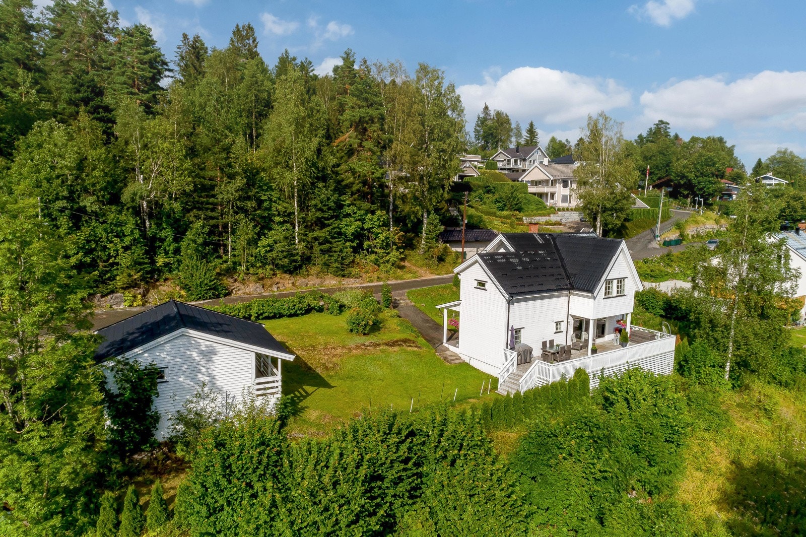 Eiendommen ligger i et etterspurt og meget barnevennlig område på Konnerud i Drammen kommune. Galleribilde